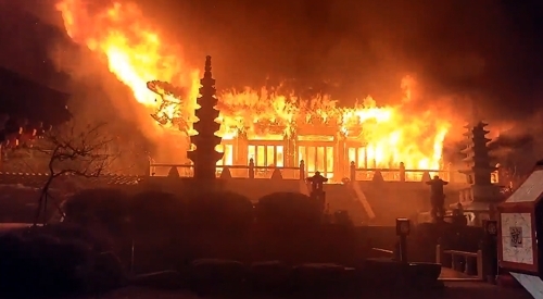 3일 경남 거제시 고현동의 한 사찰이 불에 타고 있다. [사진 제공 = 연합뉴스]