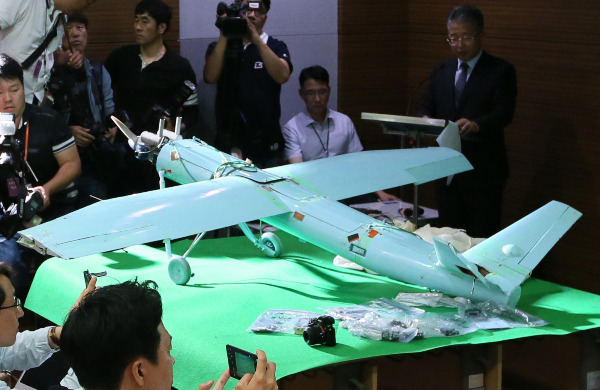 지난달 26일 한국 상공으로 침범한 무인기가 총 12대라는 북한 측의 주장과 관련해 합동참모본부는 3일 "저희가 탐지한 것은 5대"라고 밝혔다. 사진은 지난 2017년 6월9일 강원도 인제군 야산에서 발견된 북한 소형 무인기. /사진=뉴스1