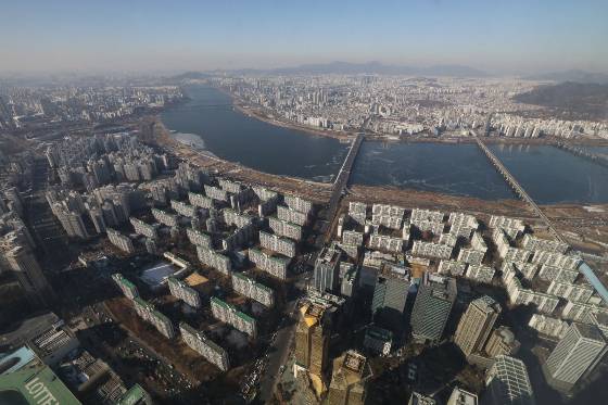 국토교통부는 3일 발표한 '2023년도 업무계획'에서 올해 부동산 규제를 대폭 완화할 것임을 시사했다. 구체적으로는 분양권 전매제한 기간이 큰 폭으로 줄고, 중도금 대출 기준이 사라지며 등록임대제도를 정상화하기로 했다./사진=뉴스1