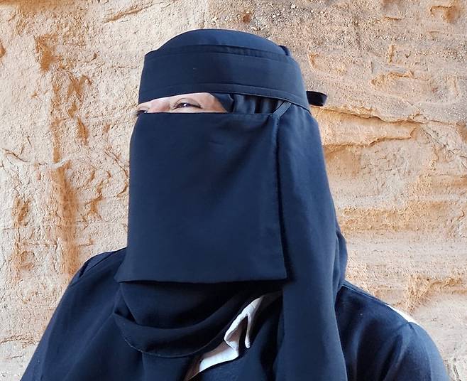 한국 아재들의 너스레에 웃음을 참지 못하는 알울라 도슨트. 이 복장은 손님에 대한 예의 차원에서 갖춰입은 사우디아라비아 여성 정장일 뿐.