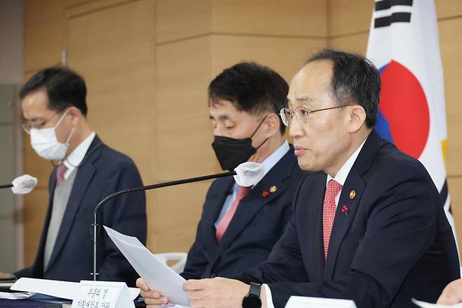 추경호 경제부총리 겸 기획재정부 장관이 3일 정부서울청사 브리핑실에서 장영진 산업통상자원부 1차관이 배석한 가운데 반도체 등 세제지원 강화 방안을 발표하고 있다.  연합뉴스