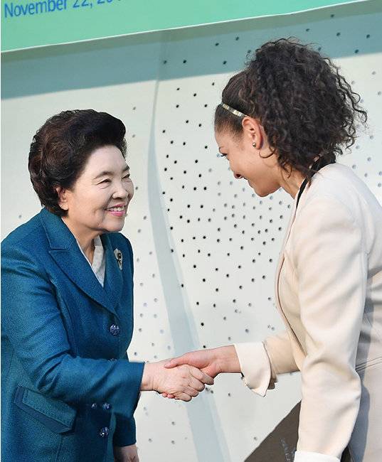 경기도 성남 가천대에서 열린 ‘국제위러브유 대학생 환경리더 위촉식’에서 장길자 회장이 위촉장을 전달하고 있다. [위러브유]