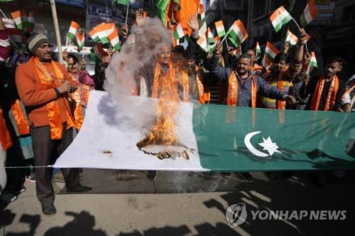 인도령 카슈미르에서 발생한 테러에 항의하며 파키스탄 국기를 불태우는 힌두교도. [AP 연합뉴스 자료사진. 재판매 및 DB 금지]