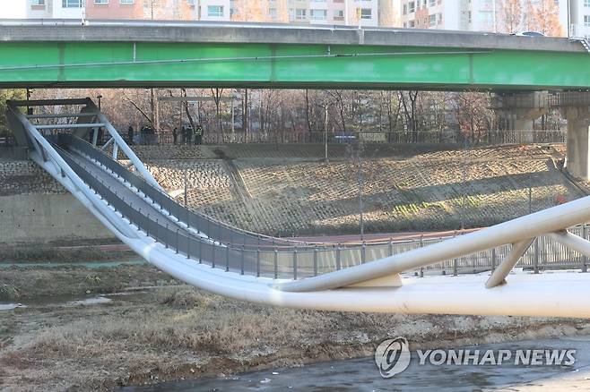 신도림역 인근 육교 내려앉아 통행 제한 (서울=연합뉴스) 강민지 기자 = 3일 오전 서울 영등포구 도림동과 신도림역을 잇는 도림보도육교가 내려앉아 진입이 통제되고 있다. 2023.1.3 mjkang@yna.co.kr