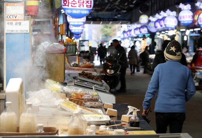 지난달 16일 오후 광주 동구 남광주시장에서 시민들이 장을 보고 있다. (사진=연합뉴스)