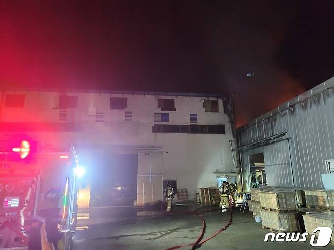 경남 양산시 교동 도금공장 화재 현장.(경남소방본부 제공)