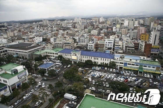 제주시청사와 제주시내 전경. ⓒ News1 홍수영 기자