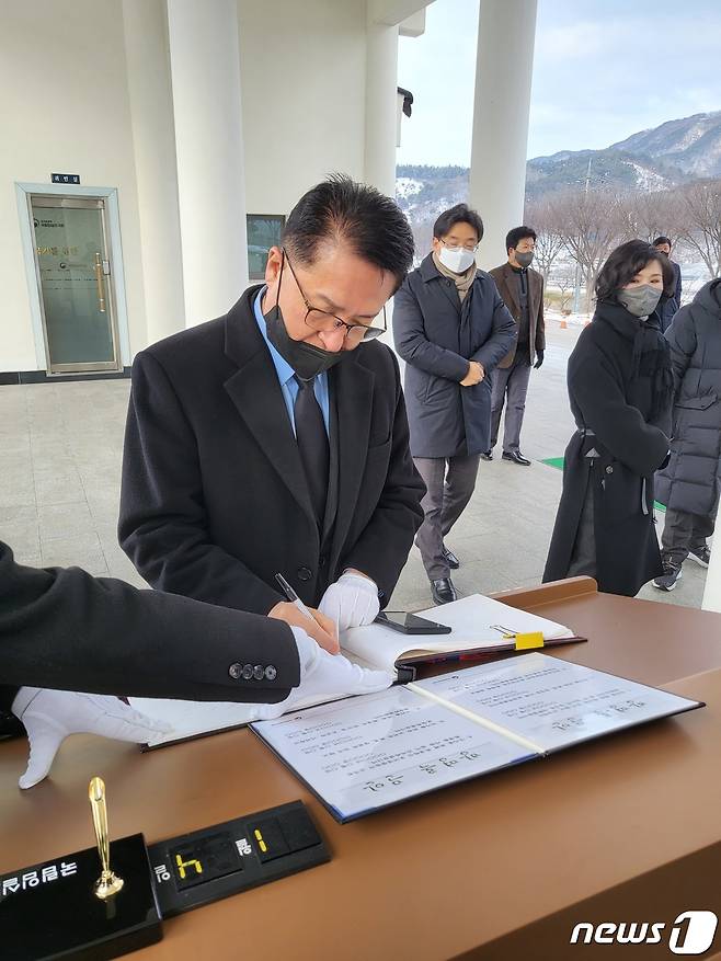 4일 국민의힘 전북도당 관계자들은 계묘년 새해를 맞아 국립 임실호국원에서 호국영령에 대한 참배를 실시했다. 정운천 도당 위원장이 방명록을 작성하고 있다.2023.1.4.(국민의힘 전북도당 제공)/뉴스1