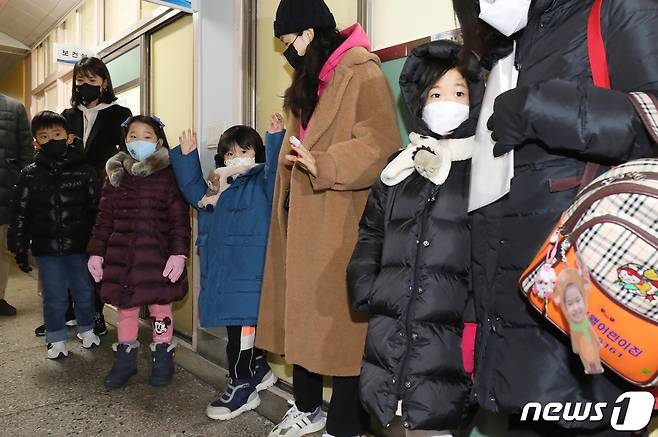 4일 오후 서울 마포구 염리초등학교에서 열린 '2023년 초등학교 예비소집'에서 예비 신입생과 학부모가 신입생 예비소집 접수를 위해 줄을 서고 있다. 2023.1.4/뉴스1 ⓒ News1 송원영 기자