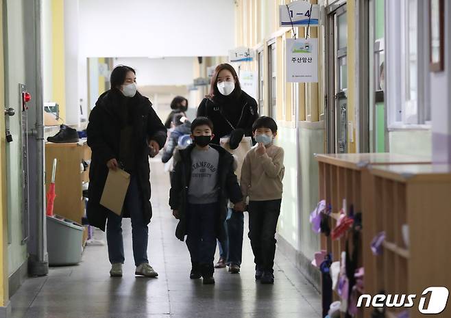 4일 오후 서울 마포구 염리초등학교에서 열린 '2023년 초등학교 예비소집'에서 예비 신입생과 학부모가 1학년 교실을 살펴보고 있다. 2023.1.4/뉴스1 ⓒ News1 송원영 기자