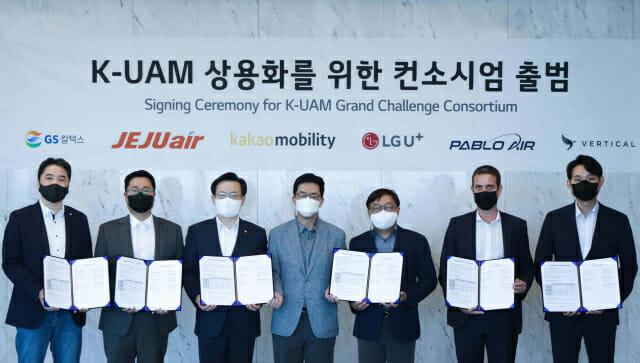 지난해 5월 서울 강서구 LG사이언스파크에서 진행한 UAM 컨소시엄 협약식에서 관계자들이 기념사진을 촬영하고 있다. 왼쪽부터 LG유플러스 이상엽 전무, 카카오모빌리티 유승일 부사장, 제주항공 김이배 대표, LG사이언스파크 박일평 사장, GS칼텍스 장인영 부사장, 버티컬 에어로스페이스 에두아르도(Eduardo) 최고상용화책임자(CCO), 파블로항공 김영준 대표