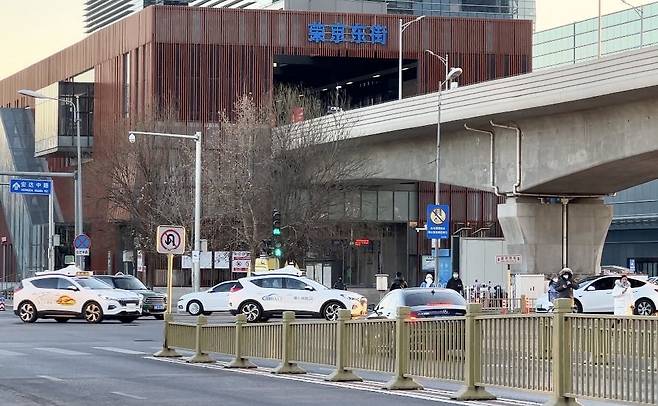 2022년 1월 2일 중국 베이징시 다싱구 이좡 ‘베이징시 고급별 자율주행 시범구(BJHAD)’의 네거리에서 바이두의 자율주행 택시(로보택시) 두 대가 신호 대기 중이다. /김남희 특파원
