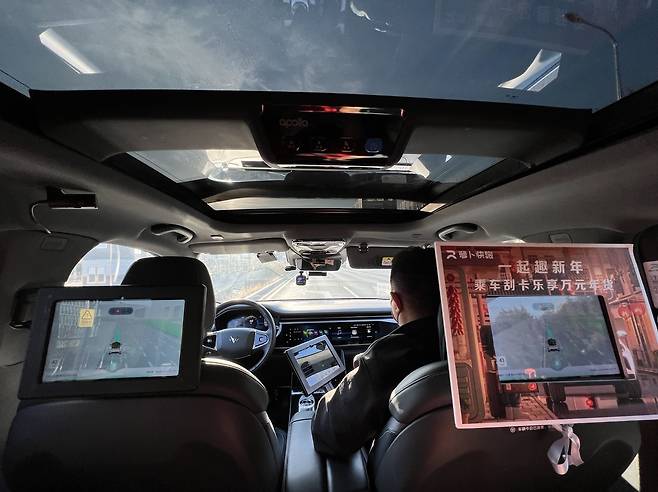 2022년 1월 2일 중국 베이징시 다싱구 이좡 ‘베이징시 고급별 자율주행 시범구(BJHAD)’에서 주행 중인 바이두의 자율주행 택시(로보택시) 내부. 이 차량은 바이두와 베이징자동차가 공동 개발한 전기 자율주행차 아크폭스다. /김남희 특파원