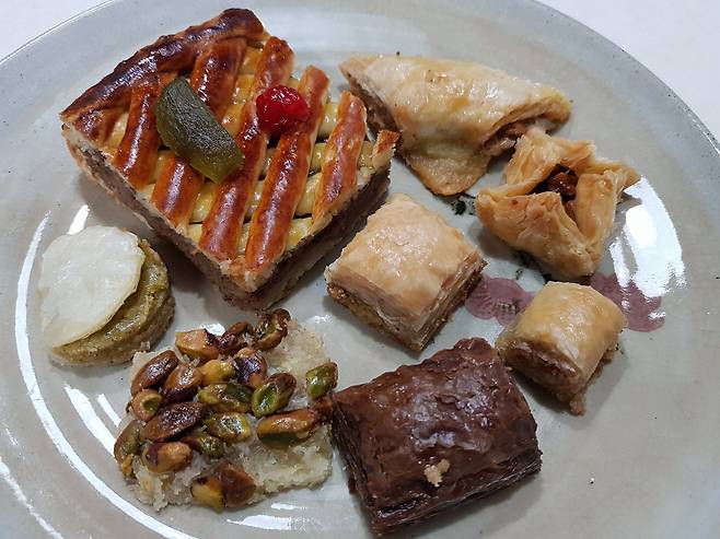 ‘케르반 베이커리’의 튀르키예식 디저트. /이용성 기자