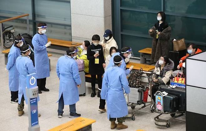 중국발 입국자들에 대한 신종 코로나바이러스 감염증(코로나19) 검사 의무화 사흘째인 4일 오후 인천국제공항 제1여객터미널에서 검역 지원 육군 장병들이 중국발 입국자들에게 검사 절차 등을 안내하고 있다.ⓒ뉴시스