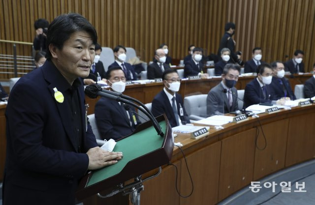 4일 국회에서 열린 이태원참사 국정조사에서 이임재 전 용산경찰서장이 의원들의 질의에 답하고 있다. 원대연 기자 yeon72@donga.com