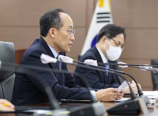 추경호 부총리 겸 기획재정부 장관(왼쪽)이 4일 오전 세종시 정부세종청사에서 열린 비상경제장관회의에서 발언하고 있다.<사진=연합뉴스>