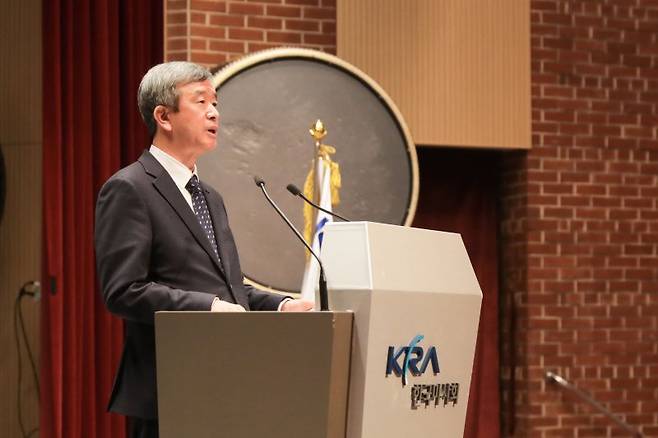 정기환 한국마사회 회장이 4일 경기 과천시 한국마사회 본관 대강당에서 열린 2023년 시무식에서 신년사를 하고 있다. (사진=한국마사회 제공) 2023.01.04. /사진=뉴시스