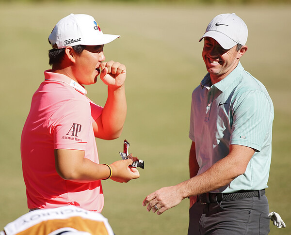 미국프로골프(PGA) 투어의 인기스타 김주형 프로와 로리 맥길로이. 사진제공=Getty Image for THE CJ CUP