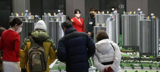 계묘년 새해 첫 아파트 '1순위' 청약이 시작된 3일 경남 창원시 성산구에 위치한 한 대형 건설사 모델하우스에 많은 사람이 내부를 둘러보고 있다. 연합뉴스