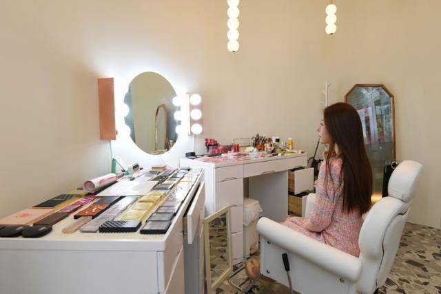 성지인 테키 공동대표가 '모두의 지인' 유튜브 채널 영상 제작을 위해 마련한 사내 스튜디오의 분장실에서 촬영 준비를 하고 있다. 김영원 인턴기자