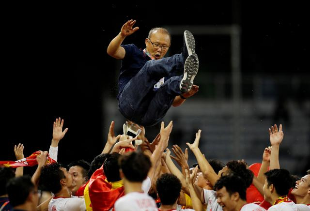 박항서 베트남 축구 국가대표팀 감독이 2019년 12월 필리핀 마닐라에서 열린 동남아시안게임에서 베트남을 60년 만에 우승으로 이끈 뒤 헹가래를 받고 있다. 마닐라=로이터 연합뉴스