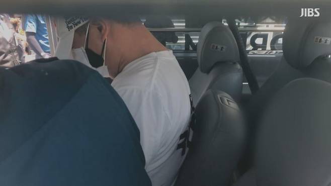 2021년 10대 중학생을 살해한 김시남이 모자와 마스크를 써 얼굴을 가리고 있다.