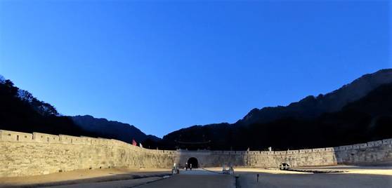 조령 혹은 새재라고 부르던 문경새재는 하늘재를 밀어내고 영남과 호서를 잇는 큰 고개가 됐지만 20세기 들어 추풍령에게 길목이라는 자리를 내줬다. 문경새재는 이제 본연의 '쓸모'보다 볼거리와 이야기를 전하는 관광지가 됐다. 김홍준 기자