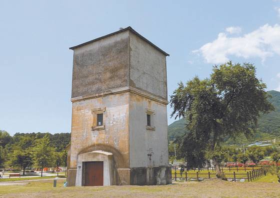 1939년 경부선 추풍령역에 세워진 급수탑은 고개를 올라온 증기기관차의 증기를 낼 물을 보충해주던 곳이다. [중앙포토]