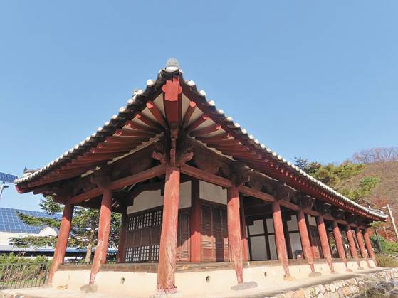 충북 청주시 상당구 가덕면에서 피반령을 넘으면 충북 보은군 회인면에 인산객사(仁山客舍)가 있다. 조선 시대 출장 가는 중관리나 외국 사신이 머무른 곳이다. 이 정당은 1983년에 수리했는데 이때 발견된 문서에 의하면 효종 6년(1655)에 새로 지어지고, 순조 3년(1803)에 고쳤다. 김홍준 기자