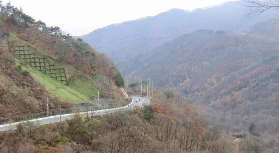 충북 보은군 회인면에서 피반령 고갯마루를 찍고 충북 청원군 가덕면 방향으로 향하는 도로의 헤어핀(급격한 굴곡 구간)에서 자동차와 자전거, 오토바이가 교차하고 있다. 김홍준 기자