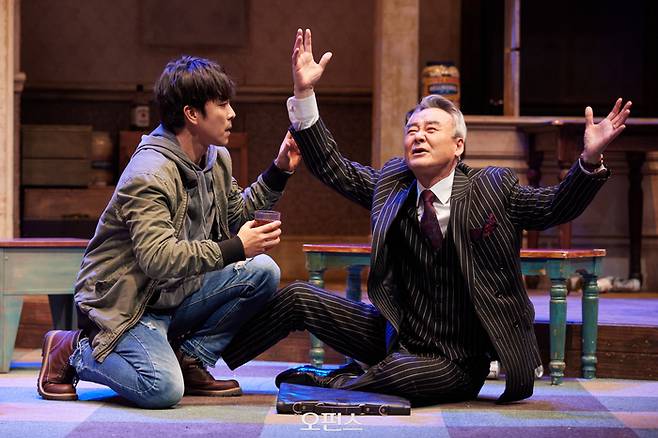 연극 <오펀스>의 한 장면. 레드앤블루 제공