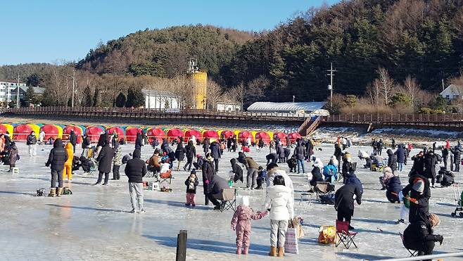 강원 평창군 진부면 오대천에 마련된 평창 송어축제장 얼음 낚시터를 찾은 관광객들이 지난 2일 얼음낚시를 즐기고 있다.