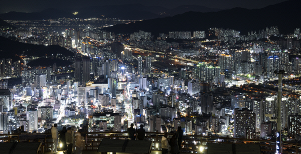 (자료사진)황령산 봉수대 전망대에서 내려다본 부산 도심 야경. 국제신문DB