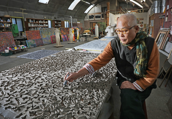 Shin Sang-ho works on many pieces of clay at his studio Bugokdobang. [PARK SANG-MOON]