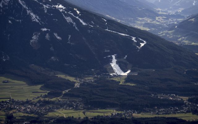 2일(현지시간) 유럽의 대표적 ‘스키 메카’인 오스트리아 인스브루크에 있는 한 스키 리조트에 하얀 눈이 아닌 녹색 잔디가 뒤덮여 있다. AP연합뉴스