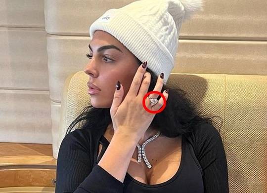 다이아 반지를 낀 조지나. 사진| 조지나 로드리게스 SNS