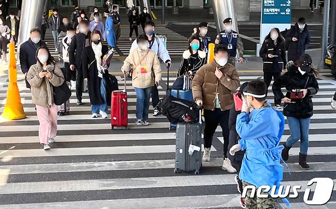 (인천공항=뉴스1) 정진욱 기자 = 2일 오전 인천국제공항 제1여객터미널 입국장에서 중국에서 입국한 해외여행객들이 공항 의료진 및 군 관계자들의 안내를 받아 코로나19 검사소로 이동하고 있다. 방역당국은 이날부터 중국발 국내·외국인 입국자에 대한 방역을 강화했다. 중국발 입국자는 모두 유전자증폭(PCR) 검사를 받아야 한다. 2023.1.2/뉴스1  Copyright (C) 뉴스1. All rights reserved. 무단 전재 및 재배포 금지.