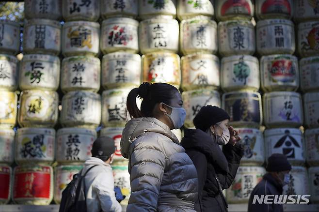 [도쿄=AP/뉴시스] 3일 일본 도쿄 메이지 신궁에서 방문객들이 행운을 빌고 있다. '하츠모데'는 새해에 처음으로 신사를 참배하는 행사이다. 2023.01.04.