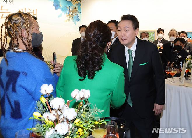 [서울=뉴시스] 전신 기자 = 윤석열 대통령이 4일 서울 서초구 예술의전당에서 열린 '2023 문화예술인 신년 인사회'에서 참석자들과 인사하고 있다. (대통령실통신사진기자단) 2023.01.04. photo1006@newsis.com