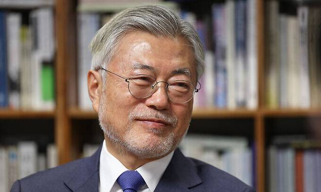 문재인 전 대통령이 2일 오후 경남 양산시 하북면 평산마을 사저에서 이재명 더불어민주당 대표를 비롯한 당 지도부들과 환담을 나누고 있다. 더불어민주당 제공