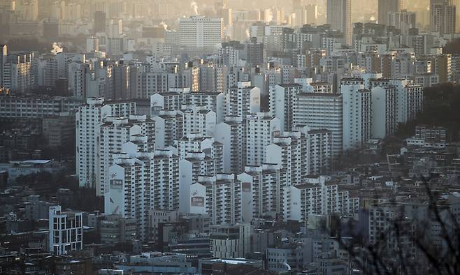 서울 중구 남산에서 서울시내 아파트가 보이고 있다. 뉴시스