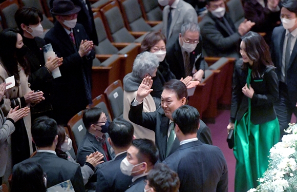 일 서울 예술의 전당에서 열린 신년음악회에 참석한 윤석열 대통령과 김건희 여사가 음악당으로 들어서고 있다. 2023.1.4 대통령실사진기자단 (서울신문 박지환)