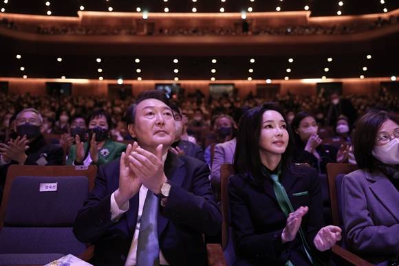 4일 서울 예술의전당에서 열린 2023 신년음악회에 참석한 윤석열 대통령과 김건희 여사가 음악회를 관람하고 있다. 2023.1.4 대통령실제공
