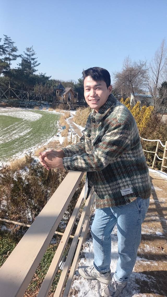 최동녘 공동대표가 카페 '감자밭' 뒤편에 마련된 정원과 밭을 바라보며 웃어보이고 있다.