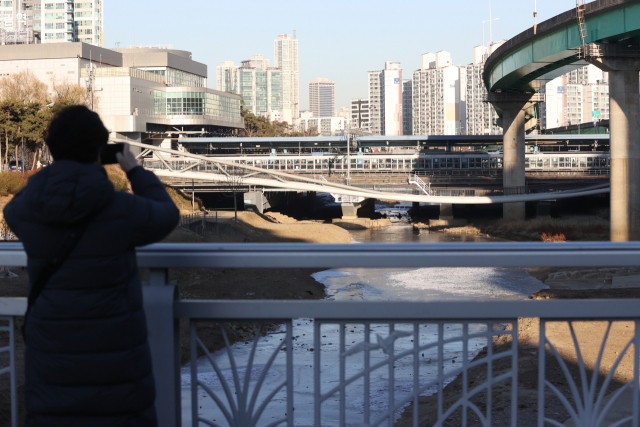 3일 오전 서울 영등포구 도림동과 신도림역을 잇는 도림보도육교가 내려앉아 있다. 연합뉴스