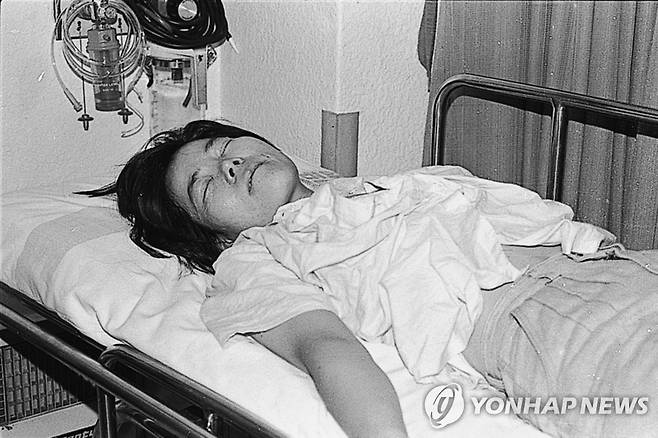 1987년 청계노조 사무실 반환을 요구하다 전경들로부터 집단 폭행을 당해 실신, 이대부속병원 응급실에 입원해 있는 전순옥 [연합뉴스 자료사진]