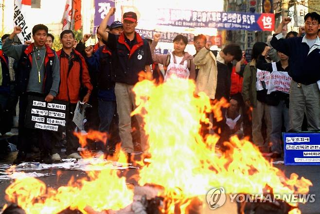 2000년 10월 전태열 열사 30주기 추모기념식에서 근로기준법 화형식을 진행하는 노동자들 [연합뉴스 자료사진]