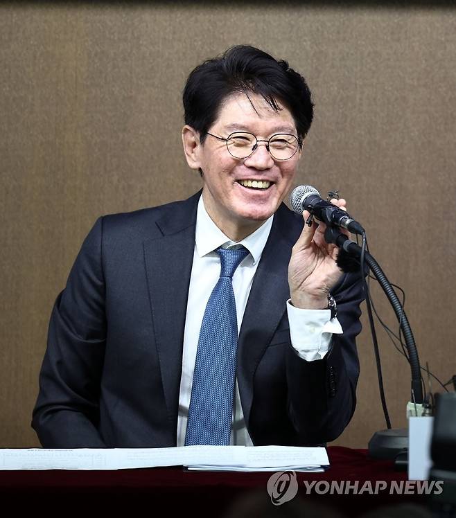 WBC 야구대표팀 명단 발표하는 이강철 감독 (서울=연합뉴스) 김인철 기자 = 4일 오후 서울 강남구 야구회관에서 이강철 야구대표팀 감독이 2023 월드베이스볼클래식(WBC)에 출전하는 한국 야구대표팀 선수 명단을 발표하고 있다. 2023.1.4 yatoya@yna.co.kr