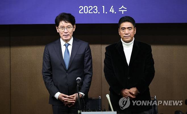 WBC 야구대표팀 명단 발표 (서울=연합뉴스) 김인철 기자 = 4일 오후 서울 강남구 야구회관에서 이강철 야구대표팀 감독(왼쪽)과 조범현 기술위원장이 2023 월드베이스볼클래식(WBC)에 출전하는 한국 야구대표팀 선수 명단 발표에 앞서 기념촬영을 하고 있다. 2023.1.4 yatoya@yna.co.kr